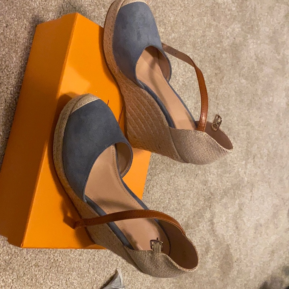 Blue size 5 closed toe shoe platform